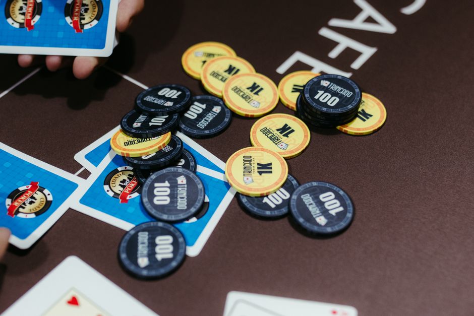 Freispiele heute: Aktuelle Casino-Angebote 2026: gestapelte Casino-Jetons auf dem Filzteppich — Symbolbild für Umsatzbedingungen und Bonusregeln