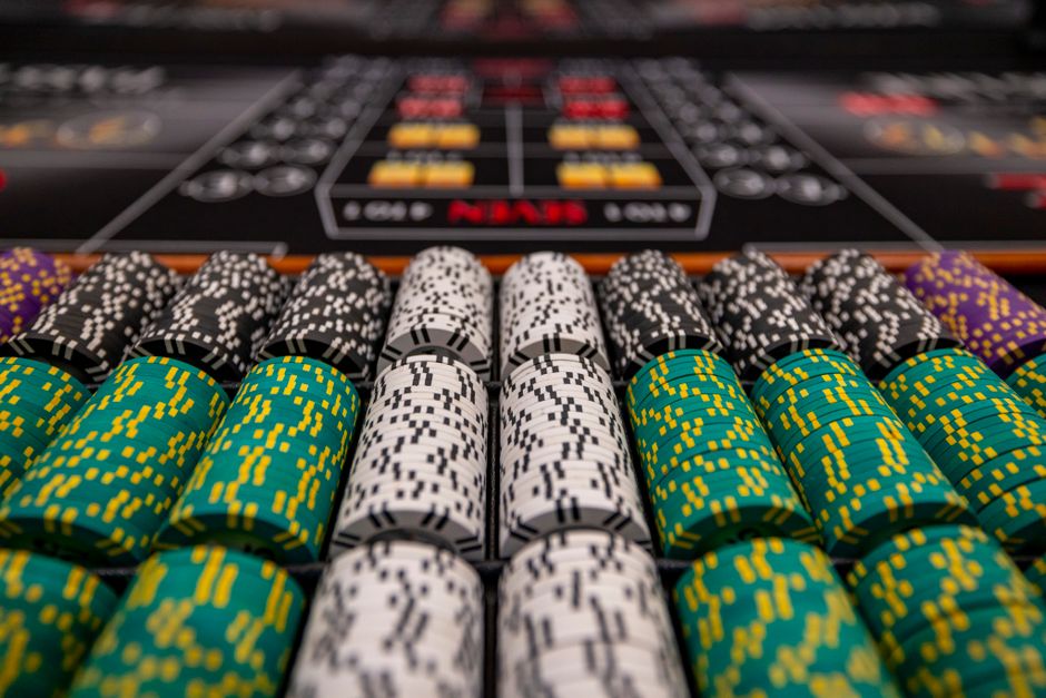 Freispiele heute: Aktuelle Casino-Angebote 2026: abgedunkelter Casinosaal ohne Spielbetrieb — Symbolbild für Pause und verantwortungsvolles Spielen