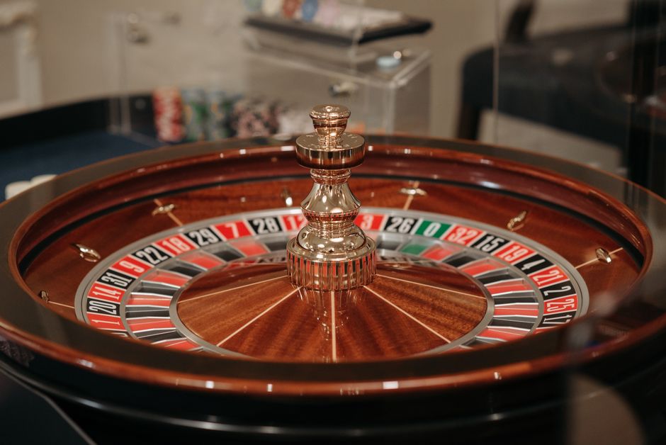 Freispiele heute: Aktuelle Casino-Angebote 2026: Roulette-Kessel und Jetons auf einem Casinotisch — Symbolbild zum Bonusvergleich ohne Einzahlung